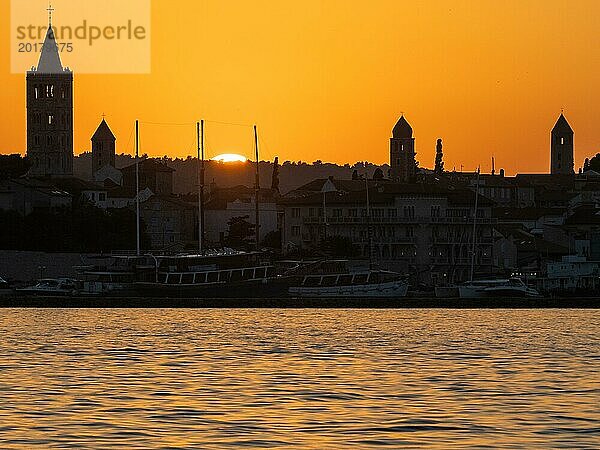 Abendrot bei Sonnenuntergang  Silhouette der Kirchtürme von Rab  Stadt Rab  Insel Rab  Kvarner Bucht  Kroatien  Europa