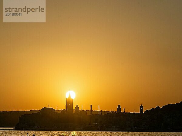 Abendrot bei Sonnenuntergang  Silhouette der Kirchtürme von Rab  Stadt Rab  Insel Rab  Kvarner Bucht  Kroatien  Europa