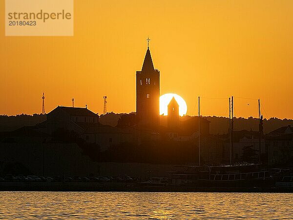 Abendrot bei Sonnenuntergang  Silhouette der Kirchtürme von Rab  Stadt Rab  Insel Rab  Kvarner Bucht  Kroatien  Europa