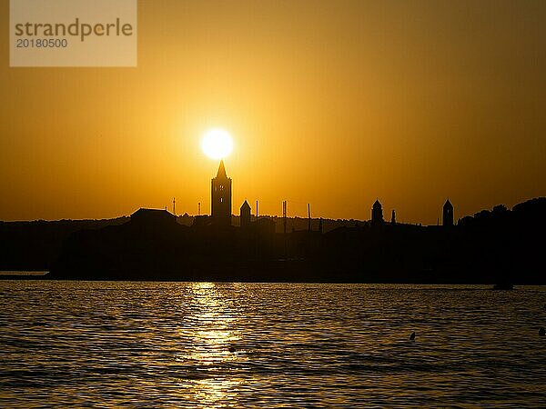 Abendrot bei Sonnenuntergang  Silhouette der Kirchtürme von Rab  Stadt Rab  Insel Rab  Kvarner Bucht  Kroatien  Europa