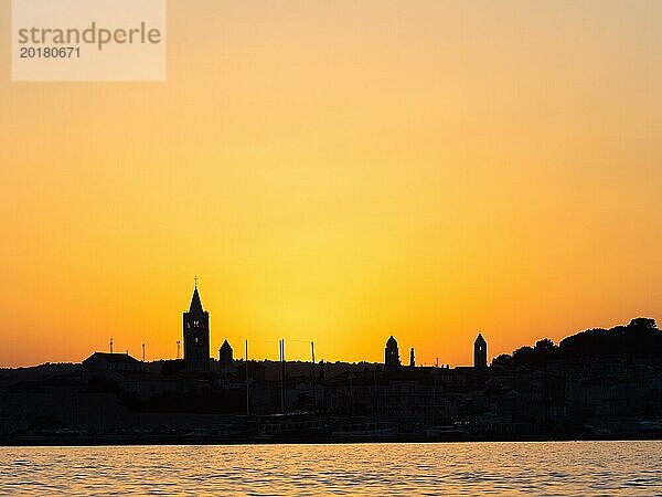 Abendrot nach Sonnenuntergang  Silhouette der Kirchtürme von Rab  Stadt Rab  Insel Rab  Kvarner Bucht  Kroatien  Europa