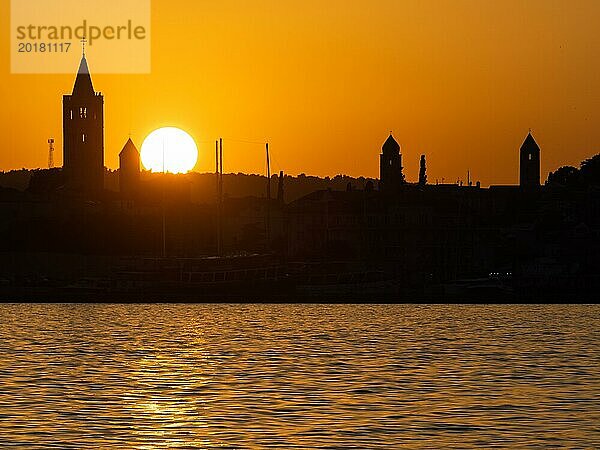 Abendrot bei Sonnenuntergang  Silhouette der Kirchtürme von Rab  Stadt Rab  Insel Rab  Kvarner Bucht  Kroatien  Europa