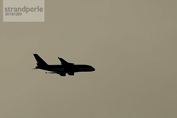 Airbus A380 Flugzeug im Flug Silhouette bei Sonnenuntergang  England  Großbritannien  Europa