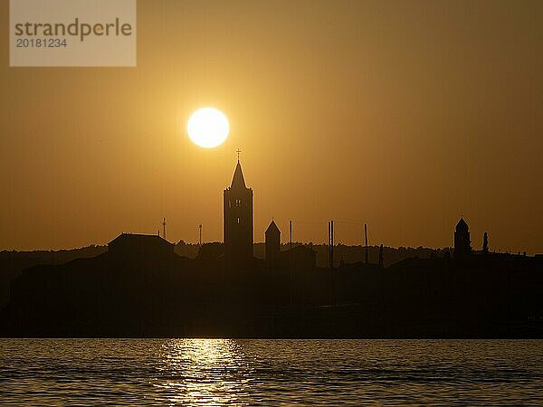 Abendrot bei Sonnenuntergang  Silhouette der Kirchtürme von Rab  Stadt Rab  Insel Rab  Kvarner Bucht  Kroatien  Europa