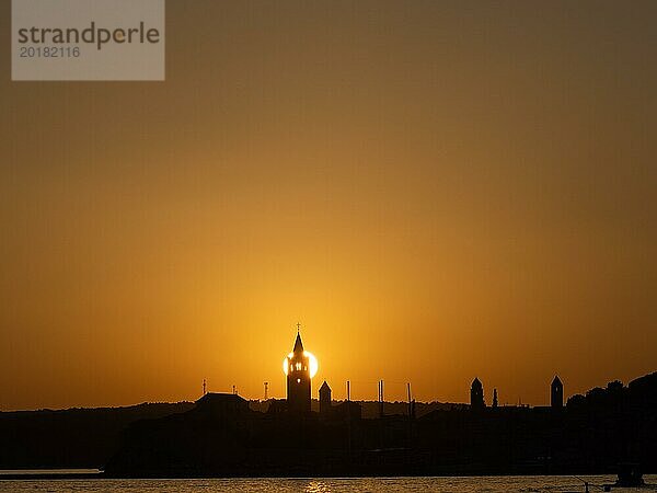 Abendrot bei Sonnenuntergang  Silhouette der Kirchtürme von Rab  Stadt Rab  Insel Rab  Kvarner Bucht  Kroatien  Europa