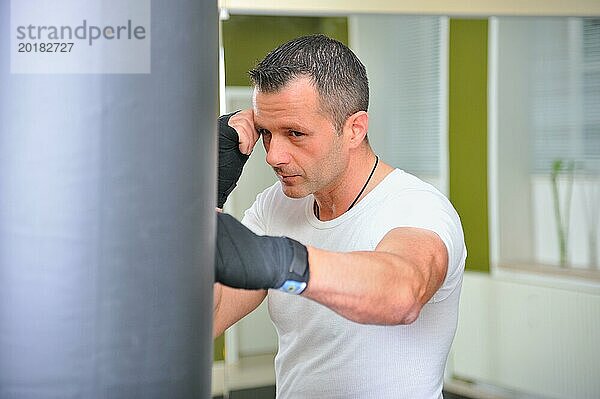 Boxers trained on a punching bag. Mann trainiert an einem Boxsack