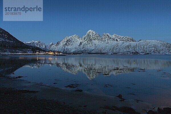 Blaue Stunde auf den Lofoten  Norwegen  im Winter  Europa