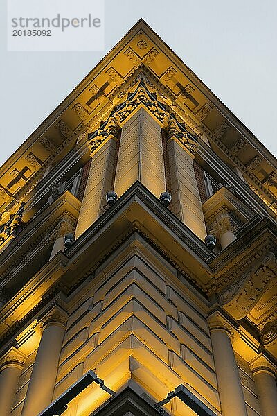 Antike Fassade  Altbau  beleuchtet  Stimmung  Gebäude  Architektur  Baustil  Immobilie  Hauptstadt  Budapest  Ungarn  Europa
