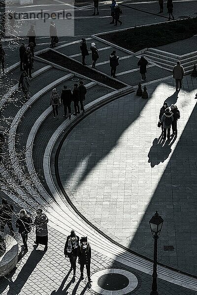 Sonnenlicht durchflutet den Innenhof der Fischerbastei  Reise  Städtereise  Tourismus  Licht  Schatten  Silhouetten  Osteuropa  Hauptstadt  Budapest  Ungarn  Europa