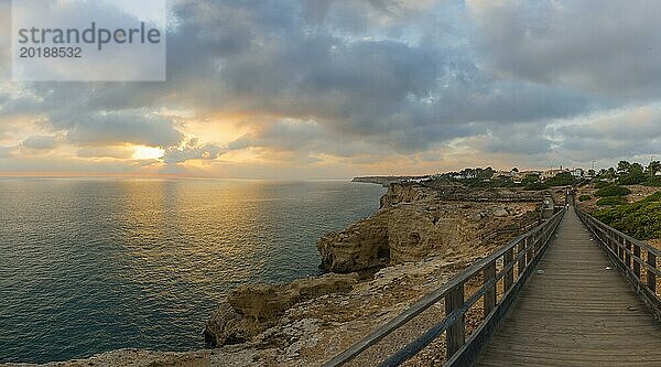 Holzsteg entlang der Felsenküste an der Algarve  Reise  Urlaub  Sonnenuntergang  Abendstimmung  romantisch  Sommerurlaub  Corvoeiro  Portugal  Europa