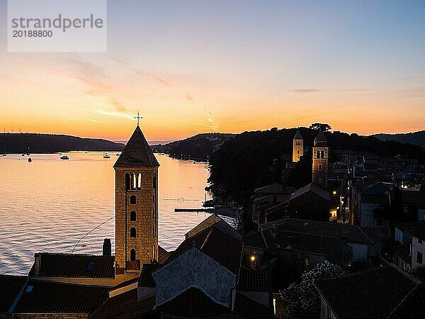 Abendstimmung nach Sonnenuntergang  Kirchtürme in der Altstadt von Rab  Rab  Insel Rab  Kvarner Bucht  Kroatien  Europa