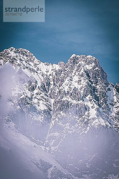 Majestätische  schneebedeckte Berggipfel unter einem blauen Himmel verbreiten eine frostige Stimmung  Kaisergebierge  Der Bergdoktor  Elmau  Österreich  Europa