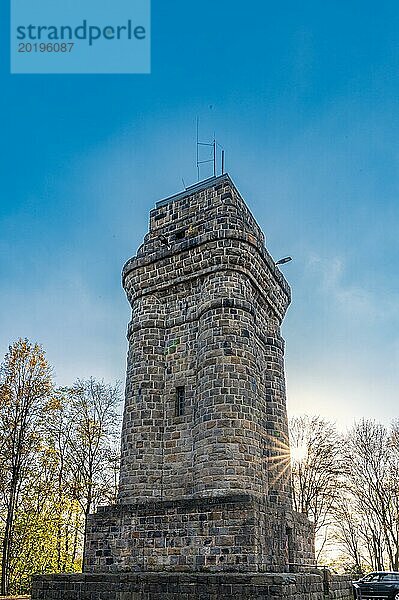 Historischer Steinturm gegen einen klaren blauen Himmel mit durchscheinenden Sonnenstrahlen  Bismarkturm  Hardt  Elberfeld  Wuppertal  Bergisches Land  Nordrhein-Westfalen