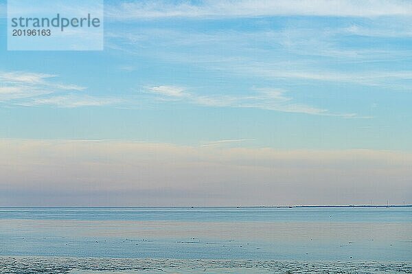 Ruhiges Meer und pastellfarbener Himmel am Horizont  Texel  Noord-Holland  Niederland