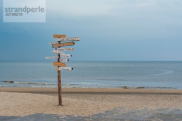 Mehrdirektionale Wegweiser am Strand mit Blick auf das ruhige Meer  Texel  Noord-Holland  Niederland