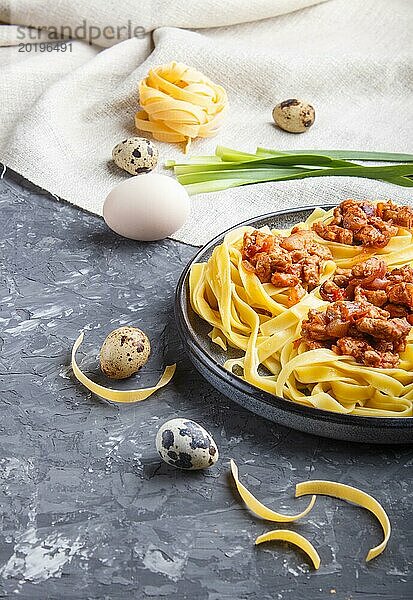 Tagliatelle Bolognese Nudeln mit Hackfleisch auf schwarzem Betonhintergrund. Seitenansicht  Nahaufnahme