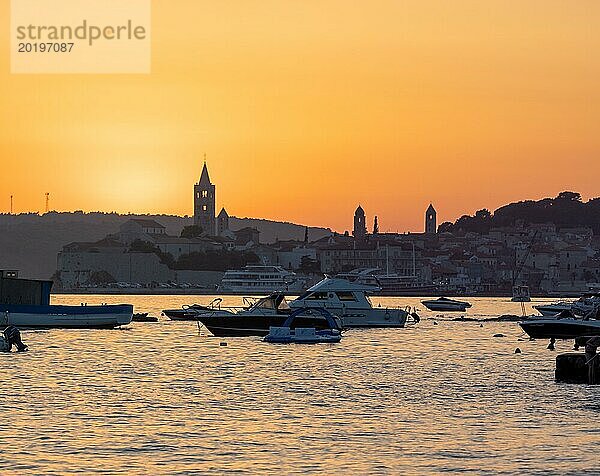 Boote ankern in einer Bucht  Silhouette von Kirchtürmen  Abendstimmung nach Sonnenuntergang über Rab  Stadt Rab  Insel Rab  Kvarner Bucht  Kroatien  Europa