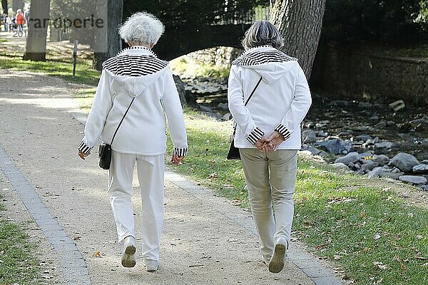 Zwei Rentnerinnen tragen identische Jacken während eines Spaziergangs im Park  Bad Harzburg  06.10.2018