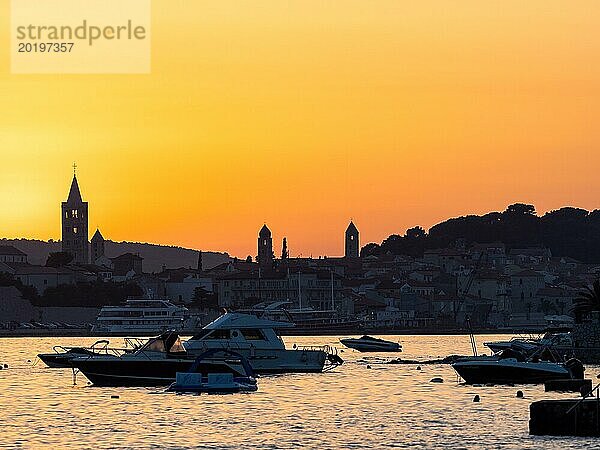 Boote ankern in einer Bucht  Silhouette von Kirchtürmen  Abendstimmung nach Sonnenuntergang über Rab  Stadt Rab  Insel Rab  Kvarner Bucht  Kroatien  Europa