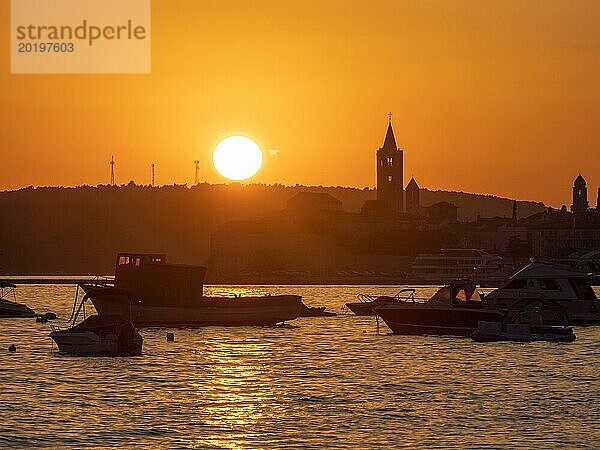 Boote ankern in einer Bucht  Silhouette von einem Kirchturm  Sonnenuntergang über Rab  Stadt Rab  Insel Rab  Kvarner Bucht  Kroatien  Europa