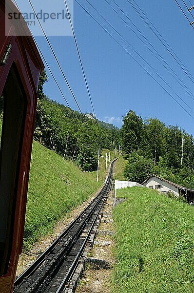 Eine der wichtigsten Touristenattraktionen der Schweiz: Die Fahrt mit der stärksten Zahnradbahn der Welt auf den Pilatus am Vierwaldstättersee