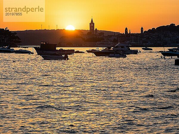 Boote ankern in einer Bucht  Silhouette von einem Kirchturm  Sonnenuntergang über Rab  Stadt Rab  Insel Rab  Kvarner Bucht  Kroatien  Europa