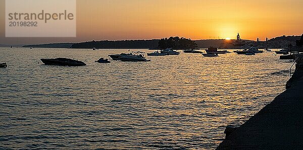 Boote ankern in einer Bucht  Silhouette von einem Kirchturm  Sonnenuntergang über Rab  Panoramaaufnahme  Stadt Rab  Insel Rab  Kvarner Bucht  Kroatien  Europa
