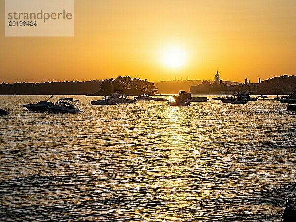 Boote ankern in einer Bucht  Silhouette von einem Kirchturm  Sonnenuntergang über Rab  Stadt Rab  Insel Rab  Kvarner Bucht  Kroatien  Europa