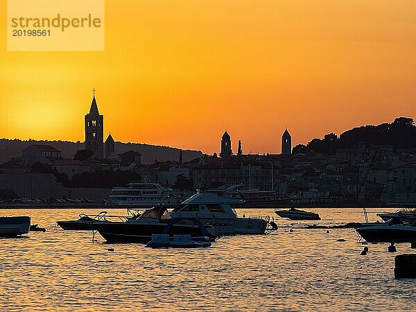 Boote ankern in einer Bucht  Silhouette von Kirchtürmen  Abendstimmung nach Sonnenuntergang über Rab  Stadt Rab  Insel Rab  Kvarner Bucht  Kroatien  Europa