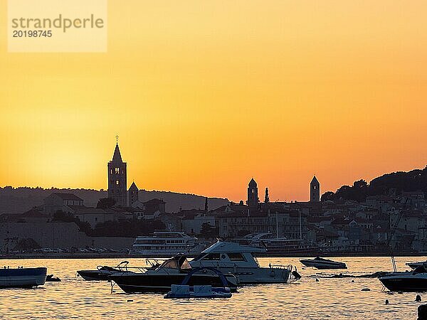 Boote ankern in einer Bucht  Silhouette von Kirchtürmen  Abendstimmung nach Sonnenuntergang über Rab  Stadt Rab  Insel Rab  Kvarner Bucht  Kroatien  Europa