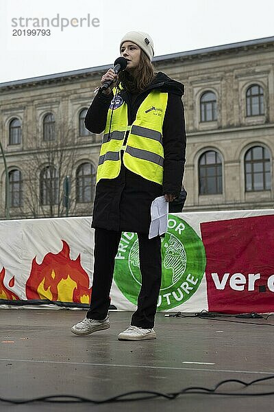 Luisa Neubauer  Klimaaktivistin bei Fridays for Future  aufgenommen im Rahmen eines gemeinsamen Streiks von Fridays for Future und den Beschäftigten im Nahverkehr von der Gewerkschaft ver.di  in Berlin  01.03.2024