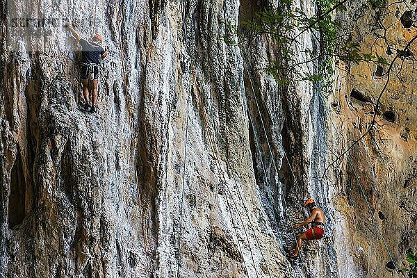 Felskletterer am Phra Nang beach bei Krabi  Kletterer  Outdoor  Aktivurlaub  klettern  Felsen  Kreidefelsen  Sandsteinfelsen  Klettersport  Sport  Sporturlaub  Felsklettern  Höhenfest  Schwindelfrei  Mut  Angst  Angstüberwindung  Überwindung  Extremsportler  Extremsport  Sicherheit  Anseilen  Angeseilt  Thailand  Asien