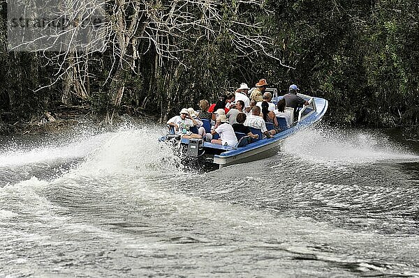 Passagiere erleben eine aufregende Bootsfahrt auf dem Lago de Tesoro  Kuba  Mittelamerika