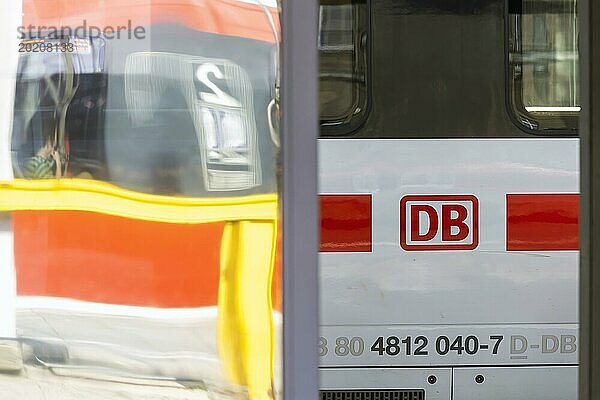 ICE mit Logo der Deutsche Bahn AG  Hauptbahnhof München  Bayern  Deutschland  Europa