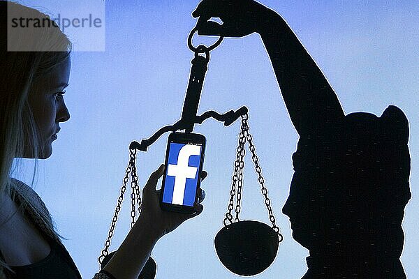 Frau mit Smartphone und Facebook Logo vor einem Justizia Bild  12.01.2016