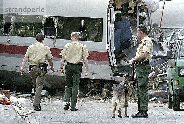 Polizisten stehen neben einem zerstörten ICE Waggon am 06.06.1998 in Eschede. 102 Menschen starben beim schwesrten Zugunglück der Deutschen Bahn