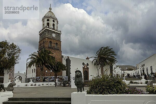 Plaza de la Constitucion mit Kirche Iglesia de Nuestra Senora de Guadalupe  Teguise  Lanzarote  Kanaren  Spanien  Europa