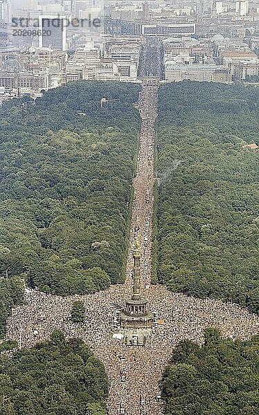 Luftbild von der Siegessäule während der Love Parade. Unter dem Motto One World one Future feiern Techno Musik Fans die 10.Love Parade mit mehr als eine Million Besuchern in Berlin  am 11.07.1998