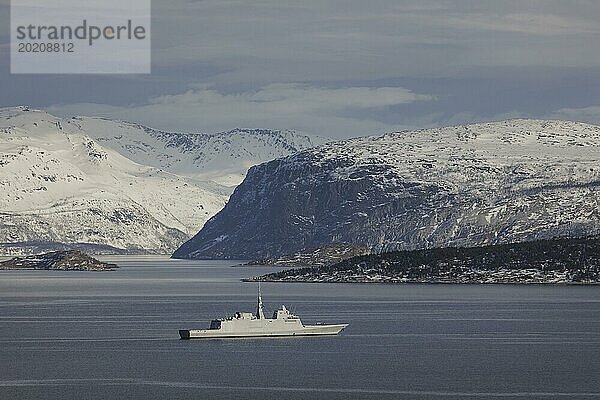 Ein Marineschiff liegt in einem Fjord im Rahmen der NATO-Übung Nordic Response bei Sorkjosen  06.03.2024. Die Übung  die vom 03. bis 14. März hauptsächlich in Skandinavien stattfindet  wird von 20.000 Soldaten aus 13 Ländern ausgetragen. Nach der NATO-Erweiterung sind erstmals auch Soldaten aus Schweden und Finnland an der Übung beteiligt