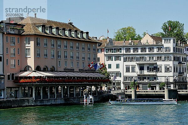 Vom Landesmuseum beim Hauptbahnhof bis zum Casino Lake Side beim Tiefenbrunnen können Touristen mit dem Limmatboot durch die Innenstadt von Zürich fahren. Die Touristen in Zürich können auch mit dem Limmatboot durch die Innenstadt von Zürich schippern