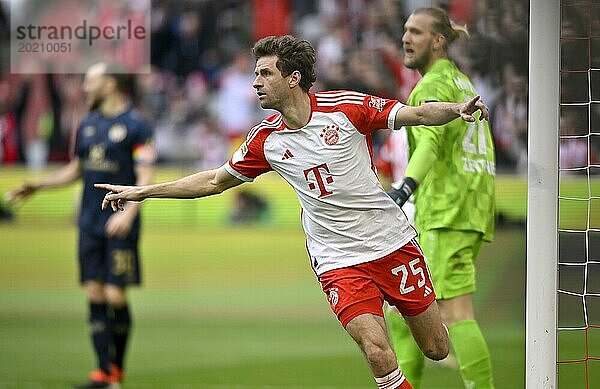 Torjubel Thomas Müller FC Bayern München FCB (25) Enttäuschung bei Torwart Robin Zentner 1. FSV Mainz 05 (27)  Allianz Arena  München  Bayern  Deutschland  Europa