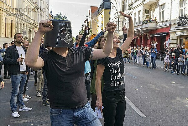 Mit einer aus einem Eimer gebauten Darth Vader Maske steht ein Untestützer des Berlin Marathons an der Laufstrecke und feuert mit Freunden lautstark die Läufer an  25.09.2016