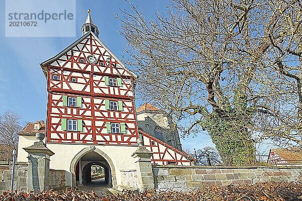 Historischer Torturm erbaut 1545 und Wahrzeichen  Torhaus  Fachwerkhaus  Burgbernheim  Mittelfranken  Franken  Bayern  Deutschland  Europa