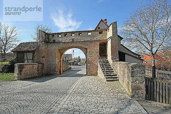 Historisches Mainbernheimer Tor als Teil der Stadtbefestigung  Torbogen  Stadtmauer  Wehrturm  Iphofen  Unterfranken  Franken  Bayern  Deutschland  Europa
