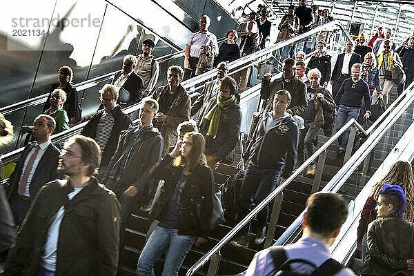 Fahrgäste der Deutschen Bahn auf einer einer Rolltreppeum im Berliner Hauptbahnhof  26.09.2016