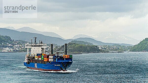 Containerschiff NCL AVEROY  ALESUND  Geirangerfjord  Norwegen  Europa