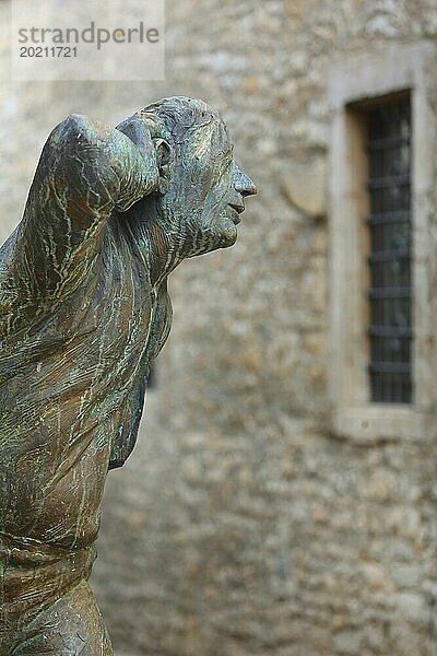 Skulptur Lauscher von Karl-Henning Seemann 2007  Gebärde  Geste  Gestik  lauschen  hören  Ohr  Arm  Hand  horchen  Bronze  Tiefenunschärfe  Unschärfe  Fenster  Marktbreit  Unterfranken  Franken  Bayern  Deutschland  Europa