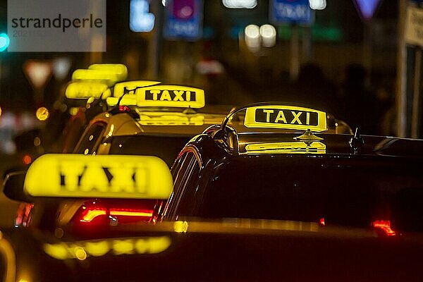 Beleuchtetes Taxischild am Abend  Symbolfoto  Stuttgart  Baden-Württemberg  Deutschland  Europa