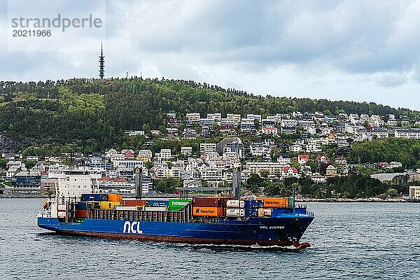 Containerschiff NCL AVEROY  ALESUND  Geirangerfjord  Norwegen  Europa
