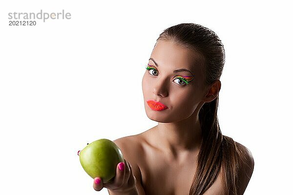 Nette Frau bietet grünen Apfel mit leuchtenden Make up isoliert